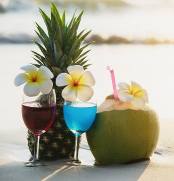 cocktailglaser-mit-kokosnuss-und-ananas-auf-sauberem-sand-setzen-frucht-und-getrank-auf-seestrand-auf-den-strand cocktailglaser-mit-kokosnuss-und-ananas-auf-sauberem-sand-setzen-frucht-und-getrank-auf-seestrand-auf-den-strand