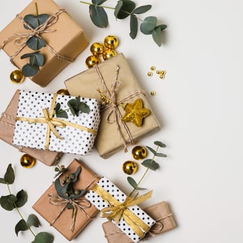 draufsichtgeschenke-und-dekorationen-auf-tabelle draufsichtgeschenke-und-dekorationen-auf-tabelle