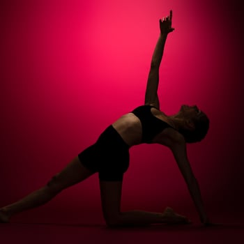 full-shot-woman-silhouette-posing-with-red-light full-shot-woman-silhouette-posing-with-red-light