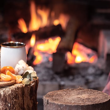 gemutliche-komposition-mit-einer-tasse-einer-kerze-und-mandarinen-eines-brennenden-kamins gemutliche-komposition-mit-einer-tasse-einer-kerze-und-mandarinen-eines-brennenden-kamins