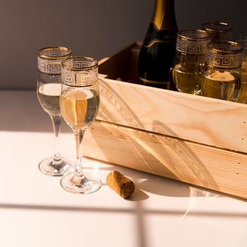 glas-wein-und-champagner-der-holzernen-kiste-auf-weisser-tabelle glas-wein-und-champagner-der-holzernen-kiste-auf-weisser-tabelle