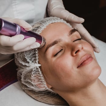 junge-frau-die-eine-kosmetische-behandlung-am-spa-hat