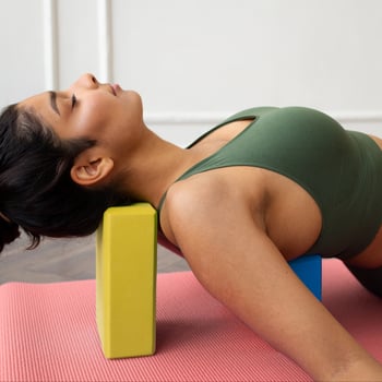 junge-frau-mit-yoga-grundlagen junge-frau-mit-yoga-grundlagen