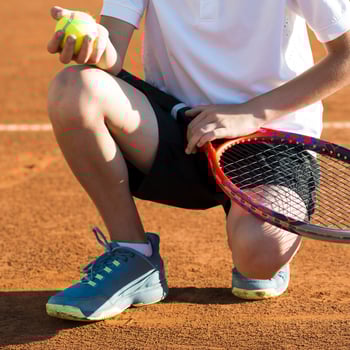 kind-das-auf-dem-tennisfeld-sich-duckt_expanded