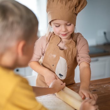 kinder-kochen-und-haben-spass-zu-hause (1)