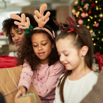 kinder-offnen-weihnachtsgeschenke-mit-den-eltern