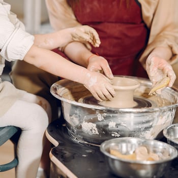 mother-with-daughter-makes-vase-potterystudio_flipped-1 mother-with-daughter-makes-vase-potterystudio_flipped-1