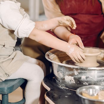 mother-with-daughter-makes-vase-potterystudio_flipped mother-with-daughter-makes-vase-potterystudio_flipped