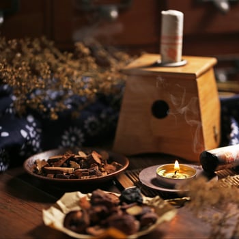 moxibustion-chinese-medicine moxibustion-chinese-medicine