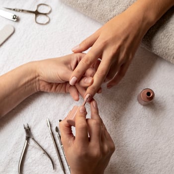nahaufnahme-der-manikure-mit-nagellack nahaufnahme-der-manikure-mit-nagellack