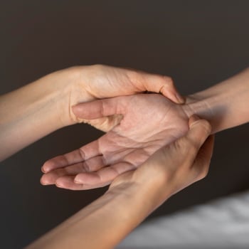nahaufnahme-hande-massieren-handgelenk nahaufnahme-hande-massieren-handgelenk