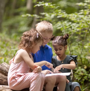neugierige-kinder-bei-einer-. neugierige-kinder-bei-einer-.
