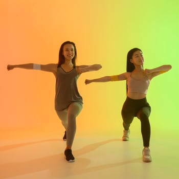 schone-frauen-die-spass-beim-zumba-haben (1)