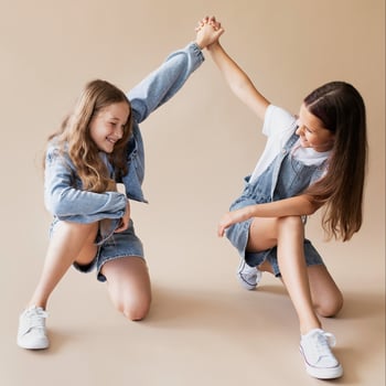 voll-erschossene-madchen-die-handchen-halten voll-erschossene-madchen-die-handchen-halten