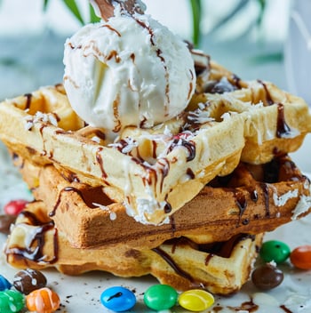 waffeln-mit-eis-schokolade-schokoladenballchen-auf-dem-weissen-teller-mi waffeln-mit-eis-schokolade-schokoladenballchen-auf-dem-weissen-teller-mi