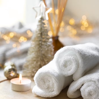 weihnachtliche-spa-komposition-auf-verschwommenem-hintergrund-mit-bokeh-lichtern (1)